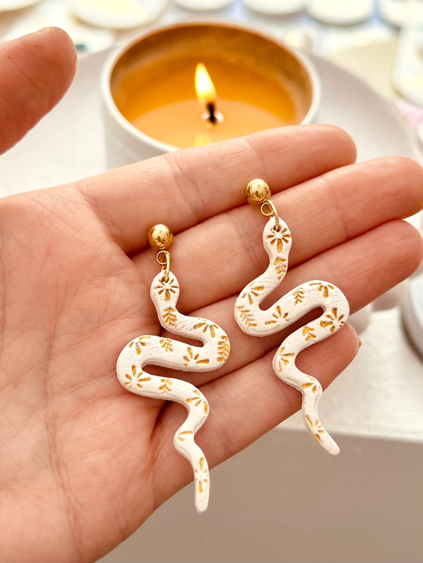 Serpentina earrings (white/gold)